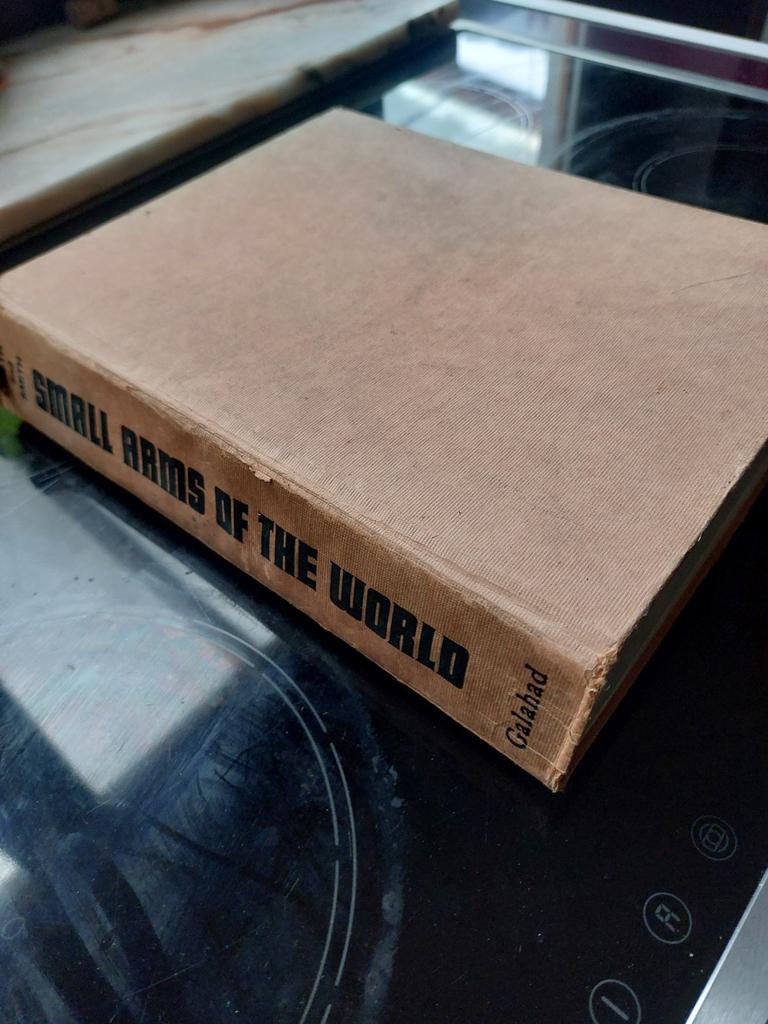 Livre exceptionnel, toutes les armes du monde expliqué  1947, Enlèvement ou Envoi