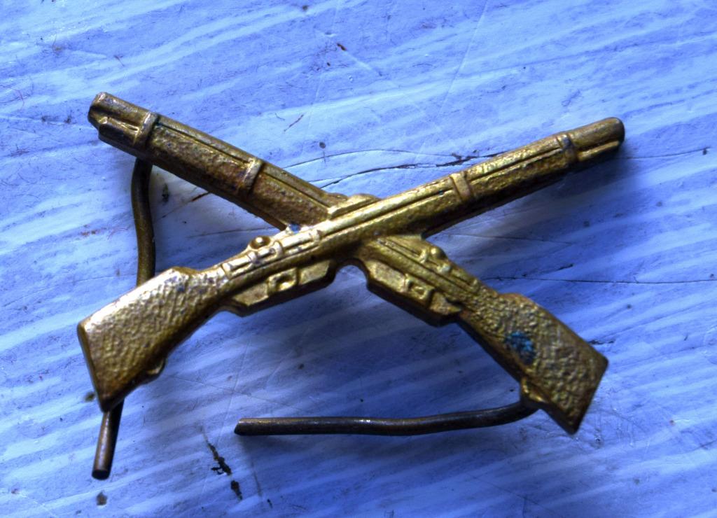 Insigne militaire fusils croisés infanterie mod 2, Collections, Objets militaires | Général, Enlèvement ou Envoi, Armée de terre