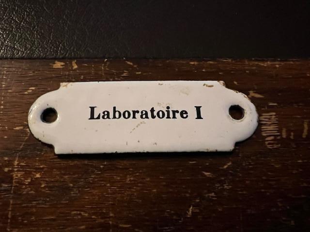 Ancienne plaque émaillée Laboratoire 1, Enlèvement