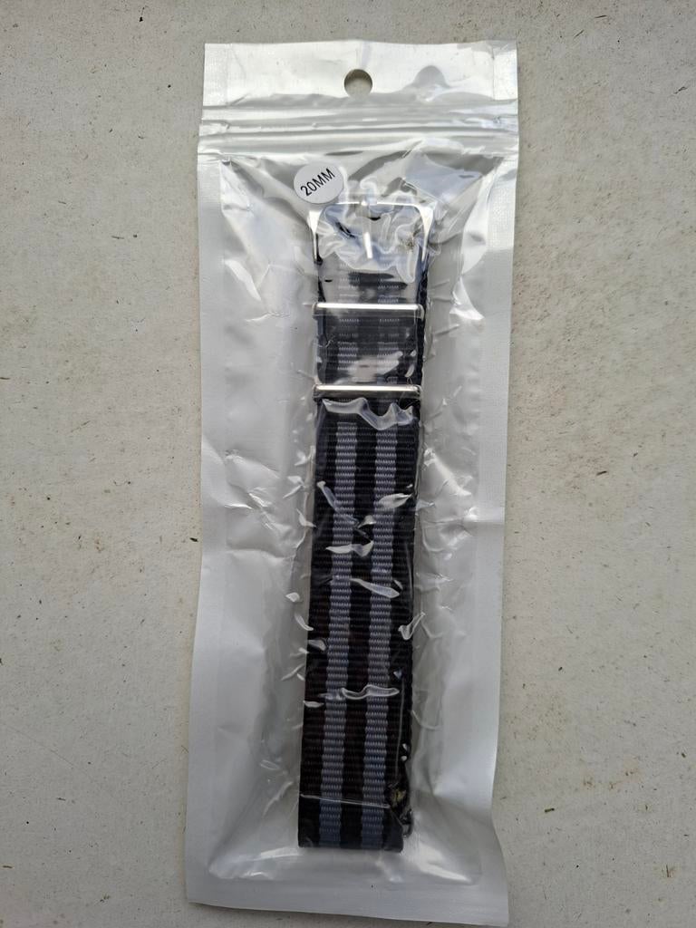 Bracelet NATO de qualité noir et gris 20mm (neuf!), Enlèvement ou Envoi, Gris
