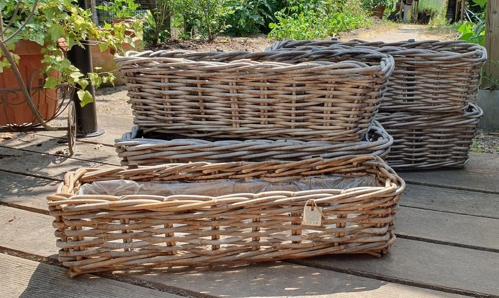 Rotan bloembakken in goede, maar wel gebruikte staat €9/stuk, Ophalen, Gebruikt