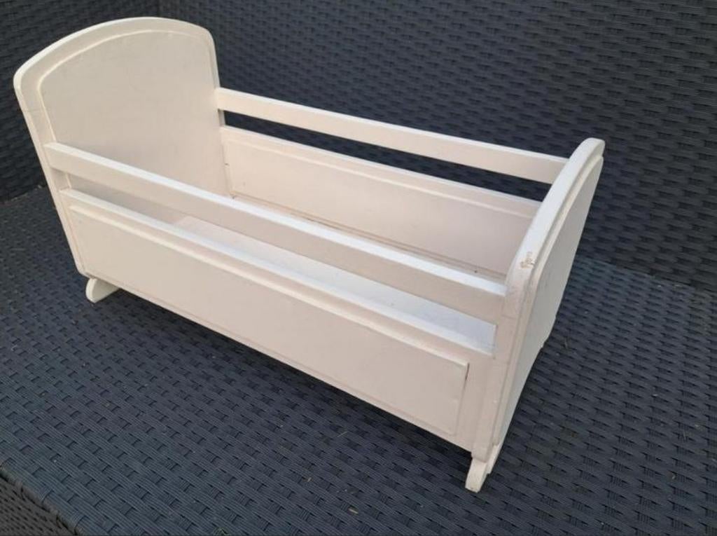 lit de poupée robuste en bois vintage, Enlèvement, Utilisé, Meuble ou Kitchenette