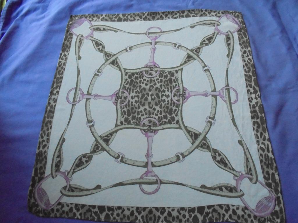Foulard vintage soie,motifs de fers à cheval, de panthère, Enlèvement ou Envoi, Porté, Écharpe