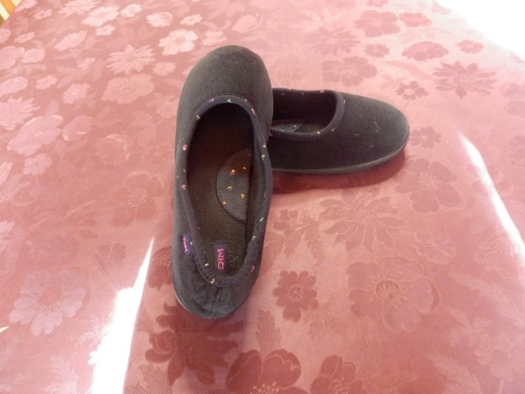 (6) - pantoufles femme p.37 noires - dim -, Vêtements | Femmes, Chaussures, Comme neuf, Pantoufles, Noir, Enlèvement ou Envoi