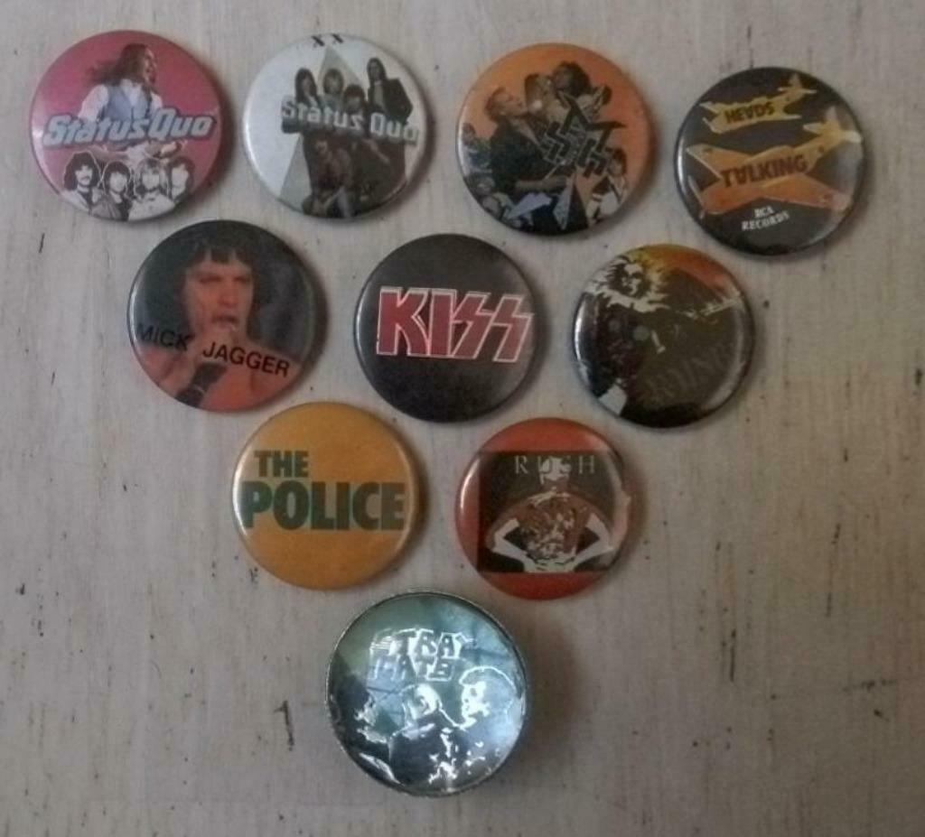 pins / buttons muziekartiesten (The Police, Kiss, Stones...), Enlèvement ou Envoi