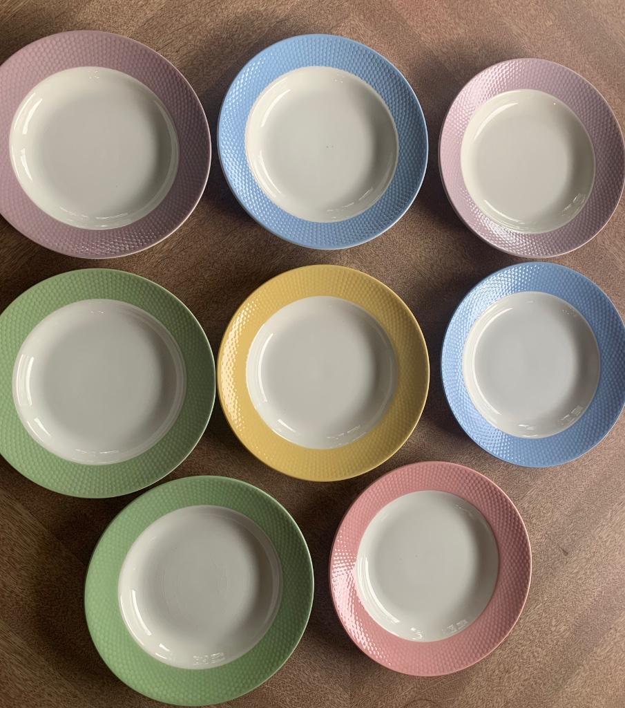8 assiettes creuses à bord coloré lilas, rose, jaune, vert,, Assiettes(s), Enlèvement ou Envoi, Comme neuf, Autres matériaux
