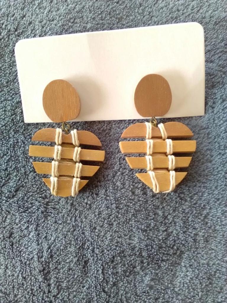 Oorbellen met hanger van hout en touw, Handtassen en Accessoires, Oorbellen, Overige materialen, Hangers, Bruin, Nieuw