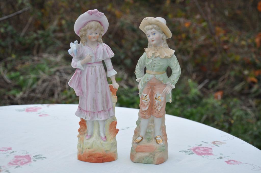 couple de statues en biscuit coloré, Enlèvement ou Envoi