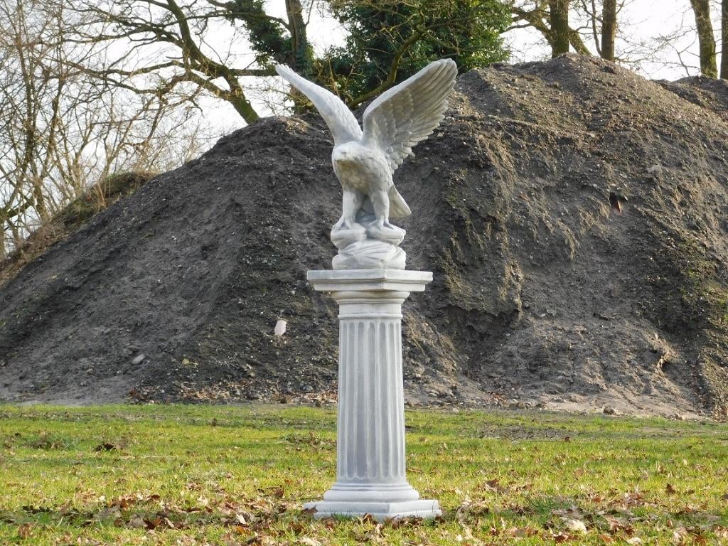 Aigle sur socle - 130 cm - Pierre, Jardin & Terrasse, Statues de jardin, Animal, Pierre, Enlèvement ou Envoi