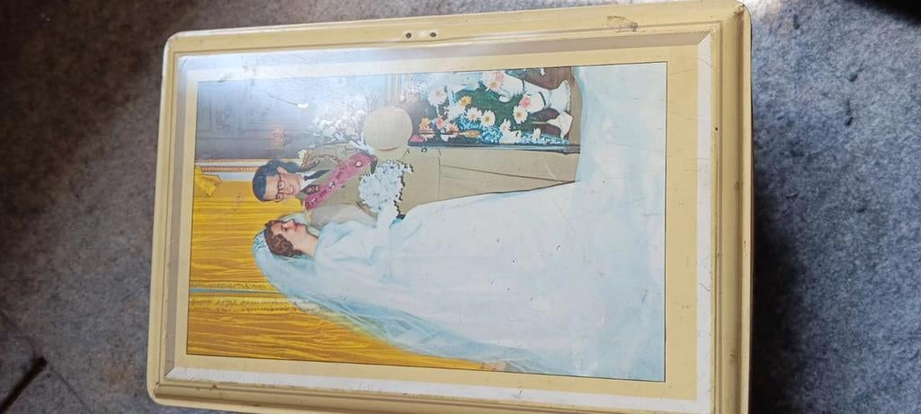 BOITE REPRÉSENTANT LE MARIAGE DUROI BAUDOUIN ,1960., Collections, Boîte en métal, Enlèvement, Comme neuf