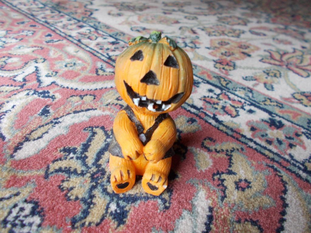 Klein pompoenbeeldje voor Halloween in hars, Ophalen, Zo goed als nieuw
