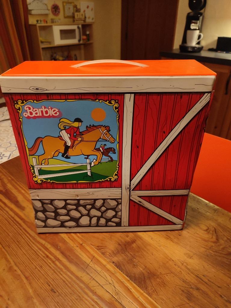 Barbie : coffret de rangement école d'équitation + chevaux, Ophalen of Verzenden, Zo goed als nieuw, Barbie