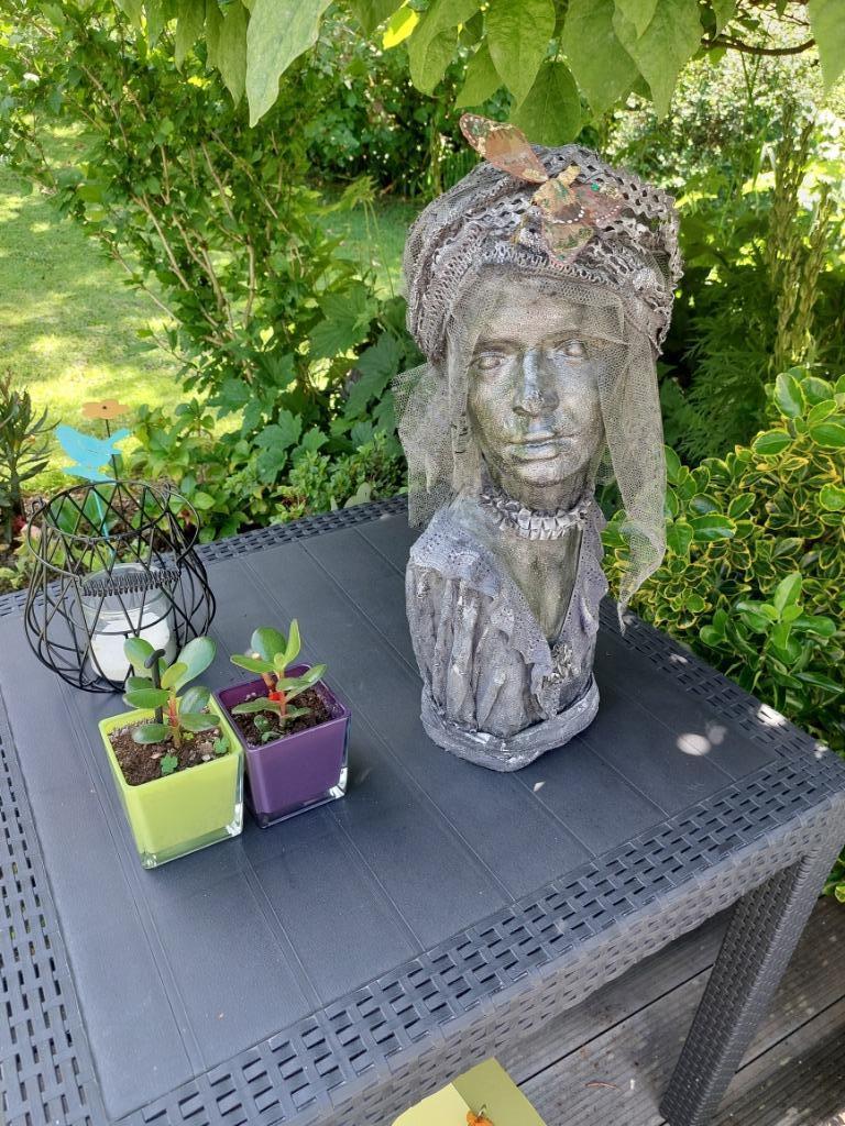 BUSTE DE FEMME DÉCORÉ, Enlèvement ou Envoi