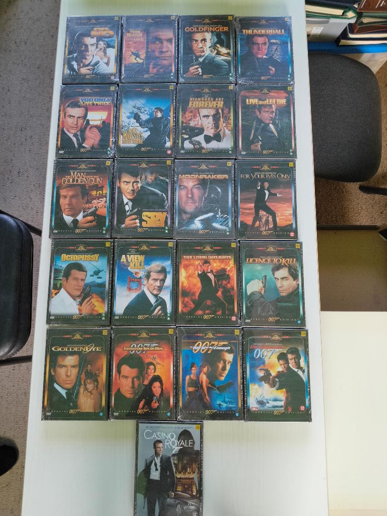 21 DVD's James Bond Het Laatste Nieuws, CD & DVD, DVD | Aventure, Neuf, dans son emballage, À partir de 12 ans, Enlèvement ou Envoi