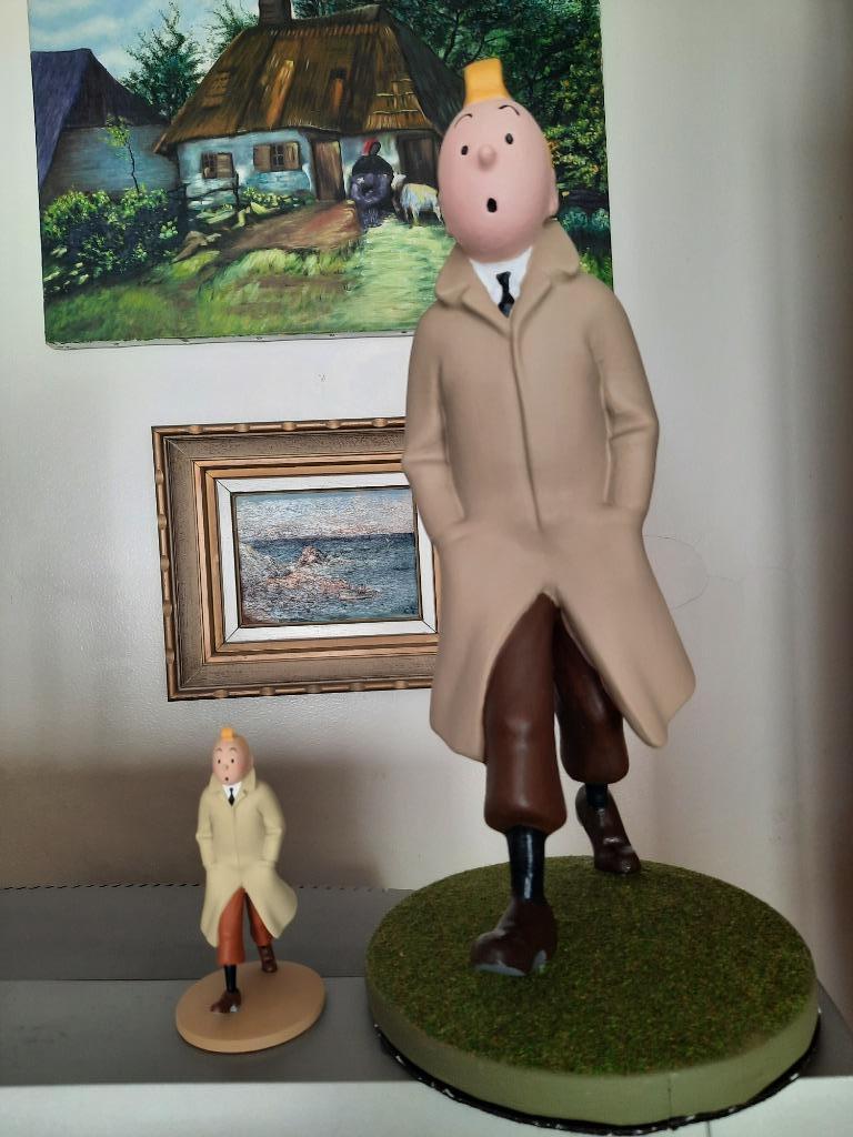 Figurine Tintin en trench-coat 37cm. peinte à la main, Enlèvement ou Envoi