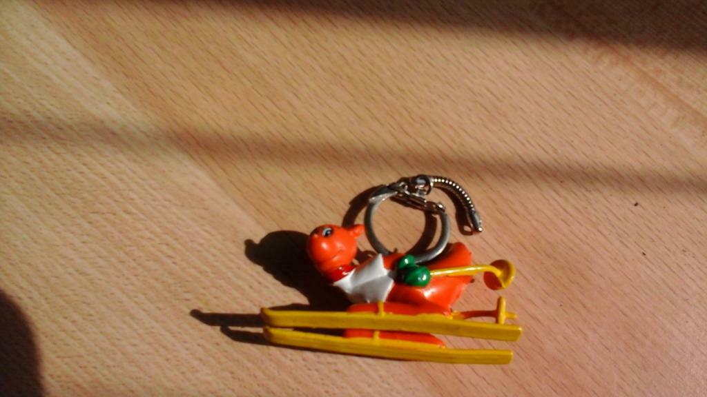 porte-clef "Wallibi skieur"  7x4 cm   vintage '90, Enlèvement ou Envoi, Comme neuf, Marque
