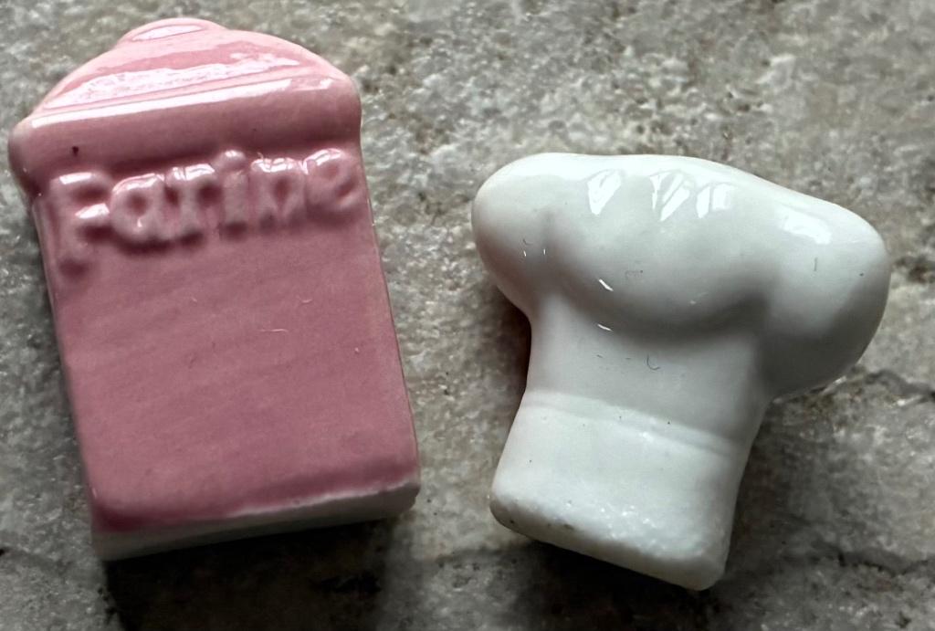 Lot de 2 fèves thème pâtisserie - rose blanc - bon état, Enlèvement ou Envoi, Comme neuf