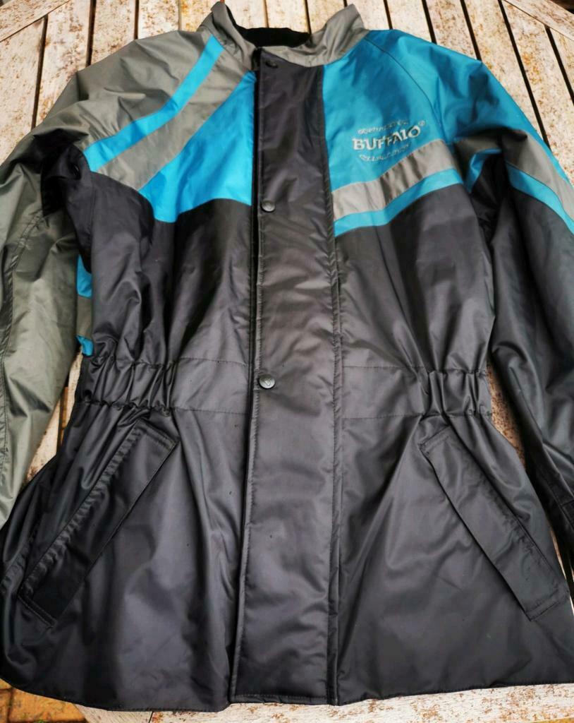 Buffalo nieuwe regenmotorjas uit oude stock maat meduim, Motoren, Kleding | Motorkleding, Ophalen of Verzenden, Nieuw zonder kaartje