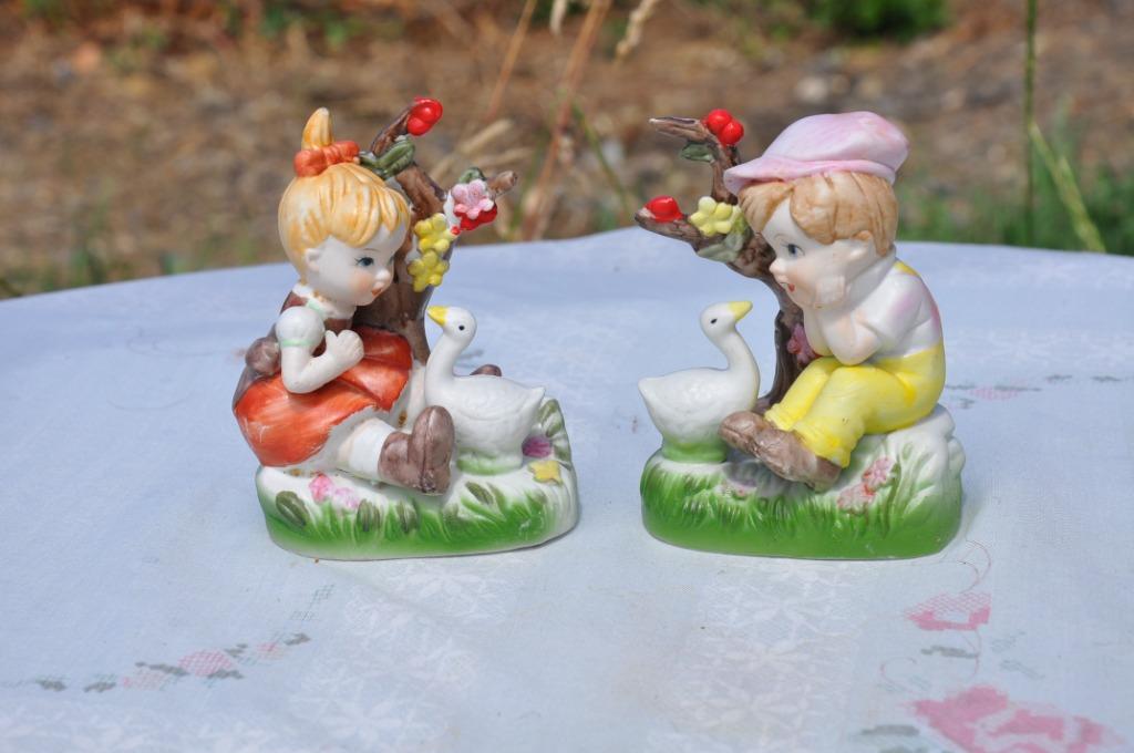 §  duo de statuettes enfantines aux oies, Enlèvement ou Envoi