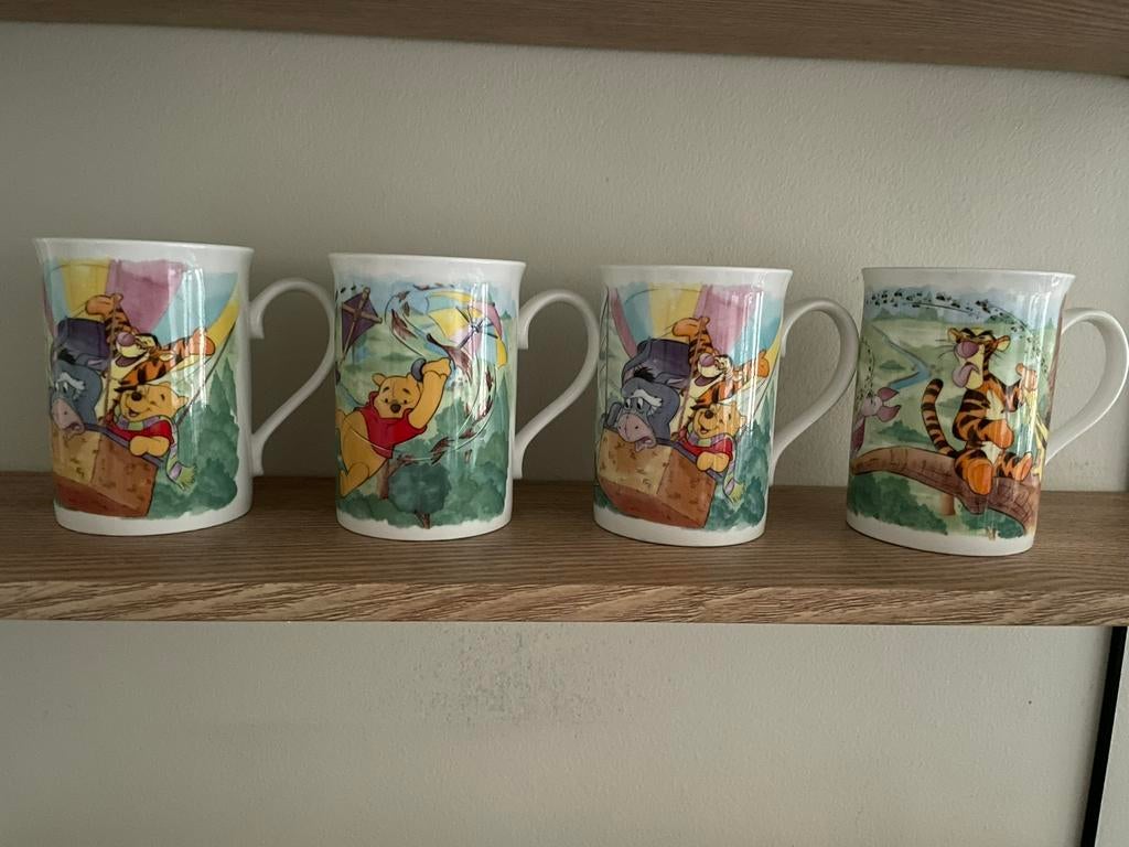 Vintage set van 4 mokken van Winnie The Pooh (Disney), Maison & Meubles, Cuisine | Vaisselle, Comme neuf, Tasse(s) et/ou soucoupe(s)