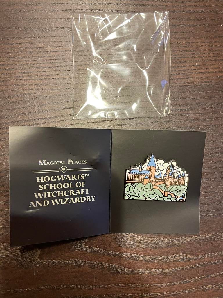 Pin / badge Hogwarts van Harry Potter, Enlèvement ou Envoi