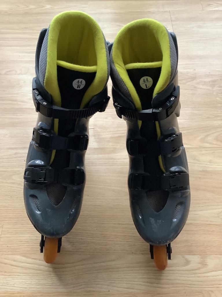 Patins a roulettes alignees t. 44, Sports & Fitness, Autres marques, Femmes, Rollers 4 roues en ligne, Enlèvement ou Envoi