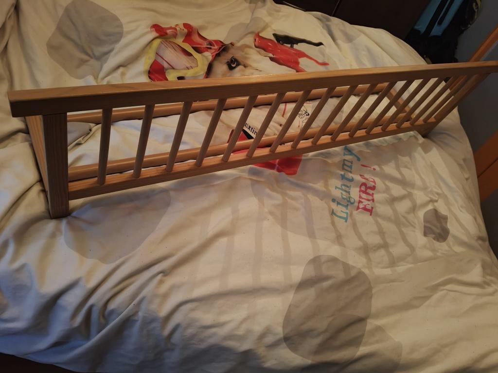 Houten bedrand, Kinderen en Baby's, Kinderkamer | Bedden, Ophalen, Zo goed als nieuw, Minder dan 140 cm, Matras