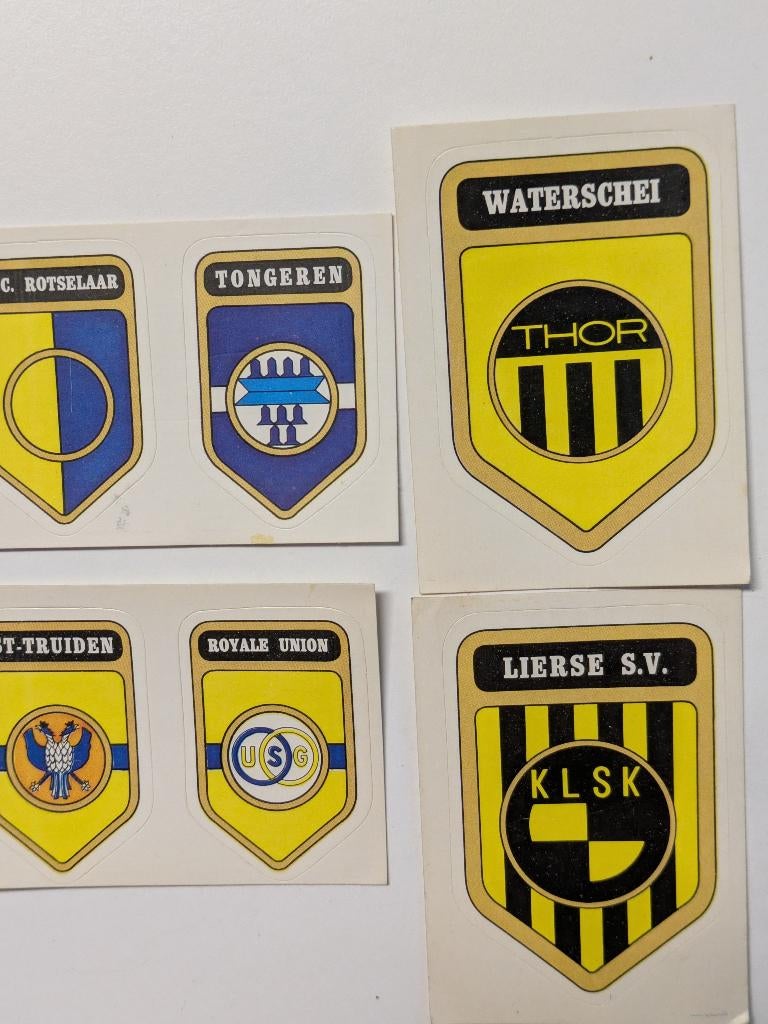 PANINI FOOTBALL 79 LOT DE 4 EMBLÈMES  INSIGNES DE FOOT 1979, Envoi