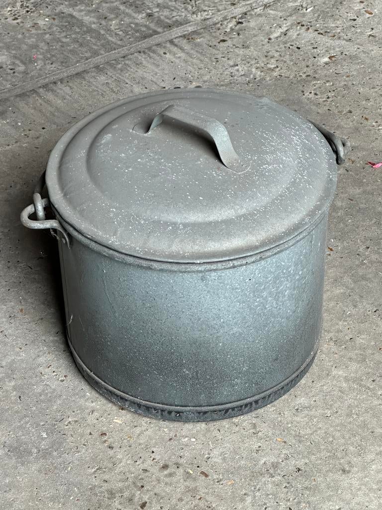 2 zinken ketels, Ophalen