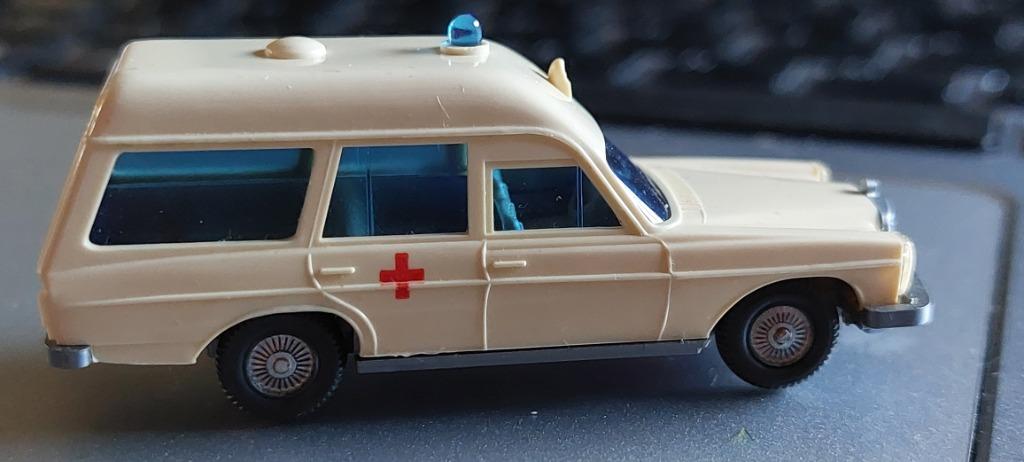 AMBULANCE H0LK 0816 AVEC BLESSÉS 1:87., Envoi, Comme neuf, Voiture, Autres marques