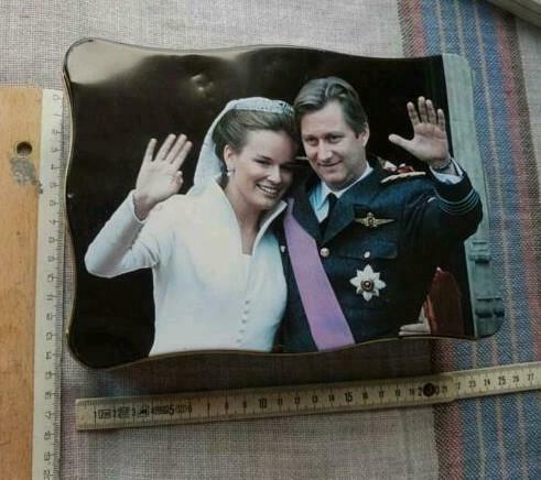 Metalen doos met koning Filip en koningin Mathilde op trouw, Verzamelen, Ophalen of Verzenden, Zo goed als nieuw