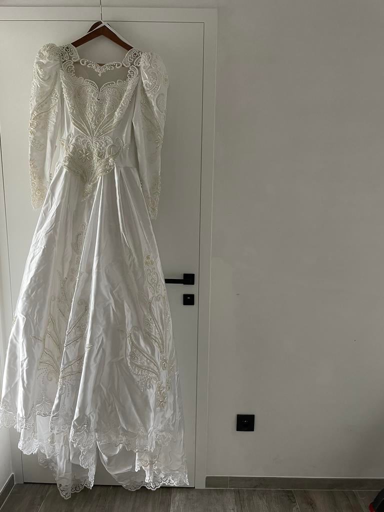 Trouwkleed met sleep, afgewerkt met parels en pailletten, Kleding | Dames, Trouwkleding en Trouwaccessoires, Ophalen, Zo goed als nieuw