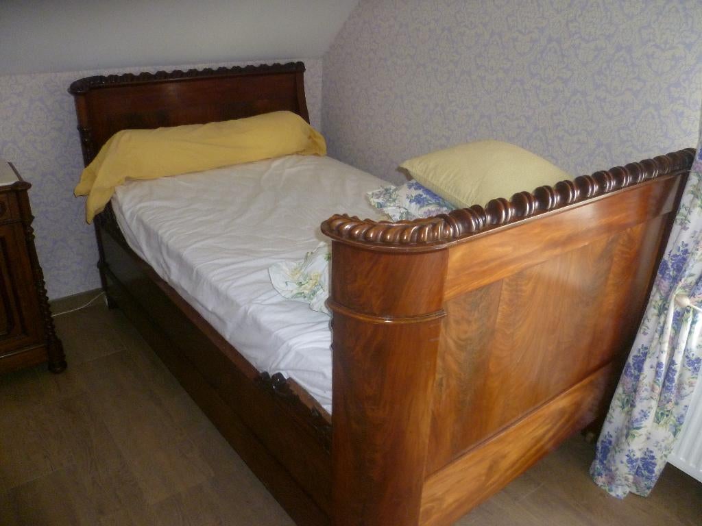ANTIEK  MACHONIEHOUTEN BED, Ophalen
