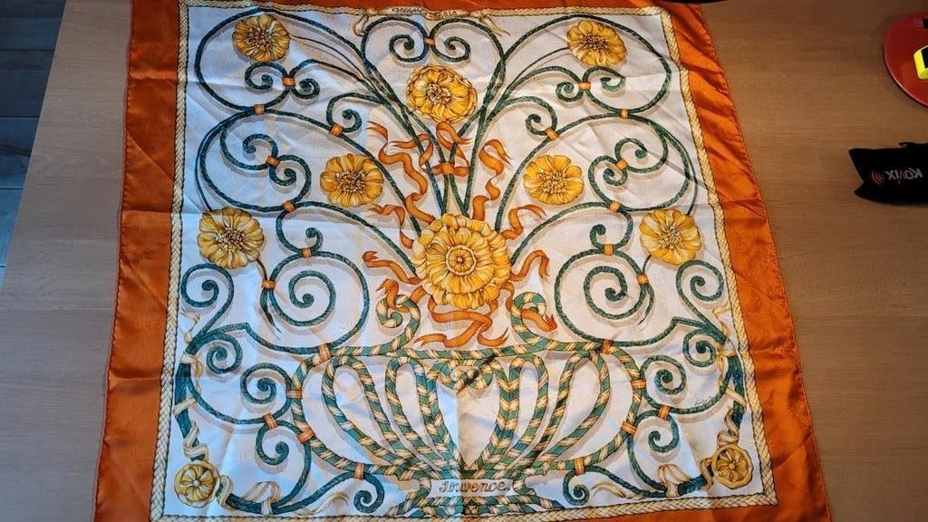 Hermès  jouvence zijden sjaal 90x90 cm, Ophalen of Verzenden, Zo goed als nieuw, Sjaal