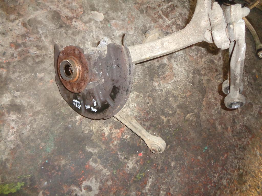 A vendre Fusée d'essieu + moyeu avant droit Audi A4 B6 96KW, Enlèvement, Utilisé, Audi