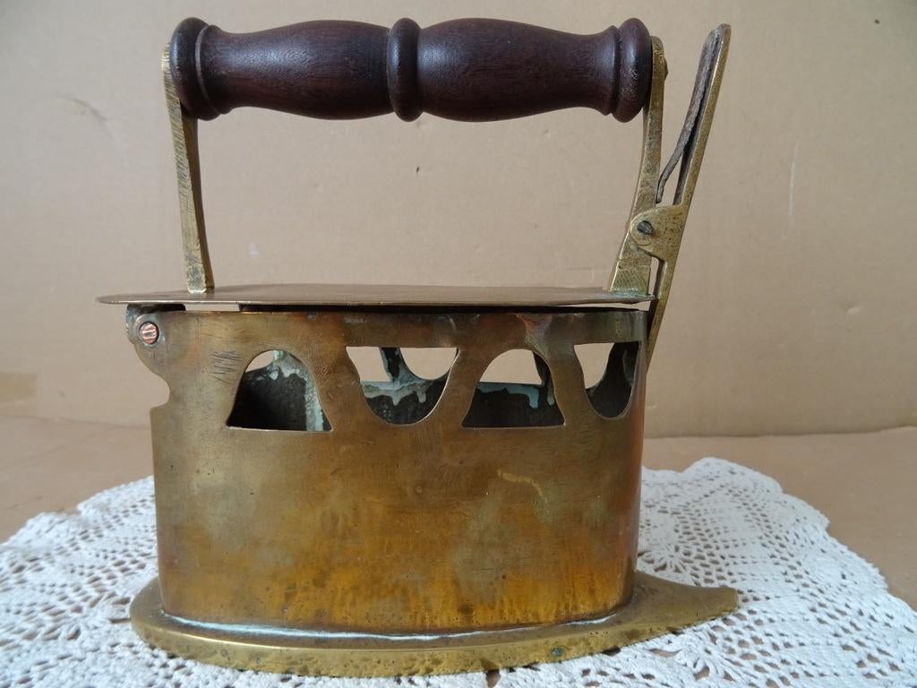 Antiek strijkijzer antiek koperen strijkijzer kolen 1860, Ophalen of Verzenden, Koper