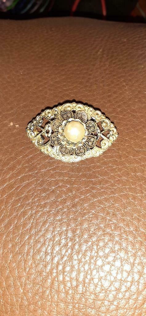 §  Broche metal deux tons perle imitation, Enlèvement ou Envoi, Utilisé