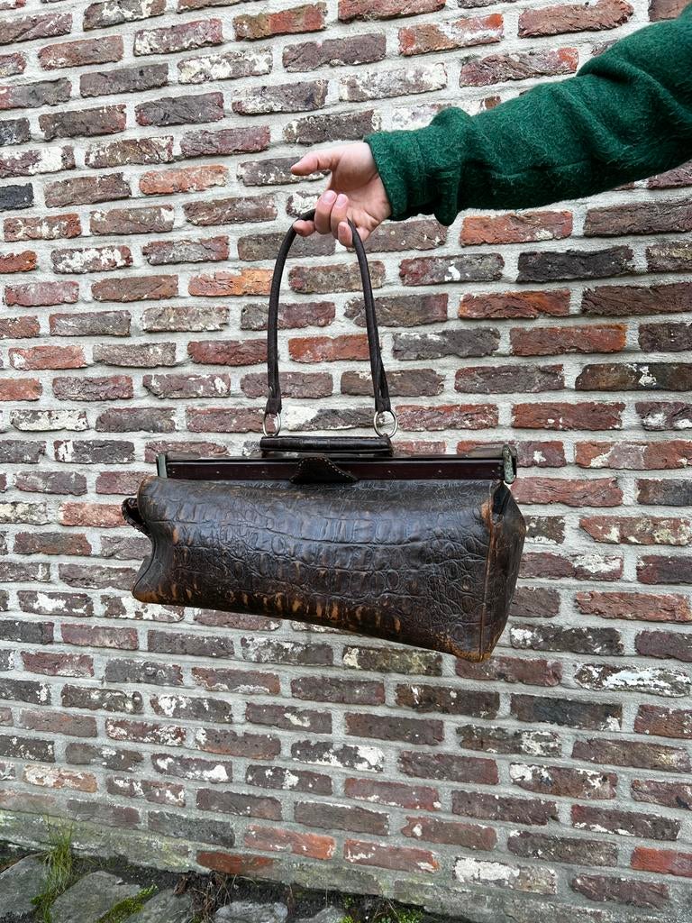 Oude lederen dokterstas, Ophalen