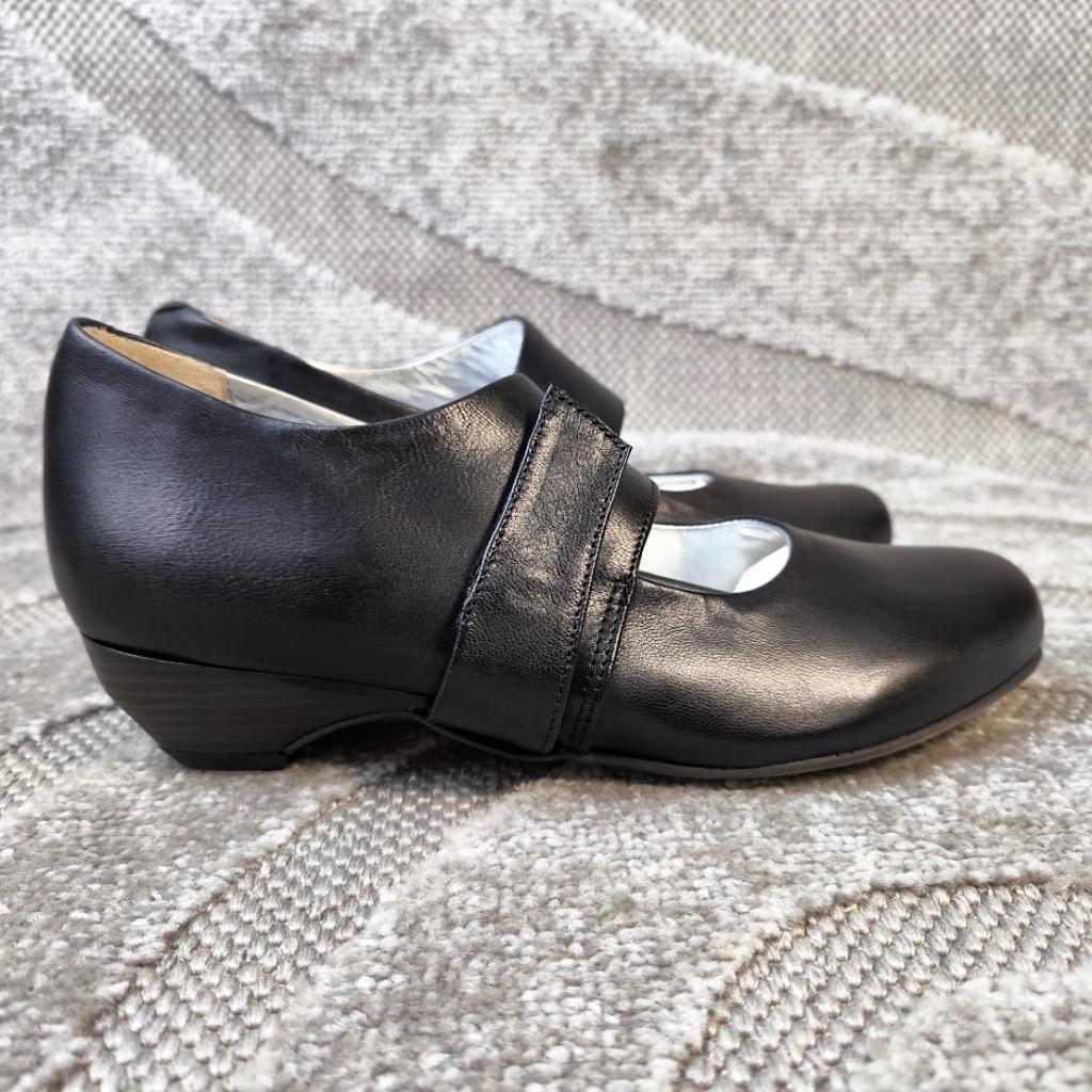 Livingstone pump zwart leer uitneembaar voetbed 37.5, Kleding | Dames, Ophalen of Verzenden, Zwart