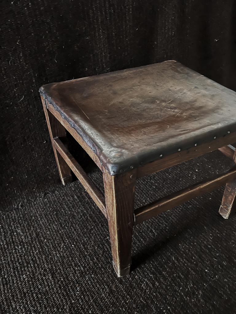Houten kruk met lederen zitting, Enlèvement, Utilisé