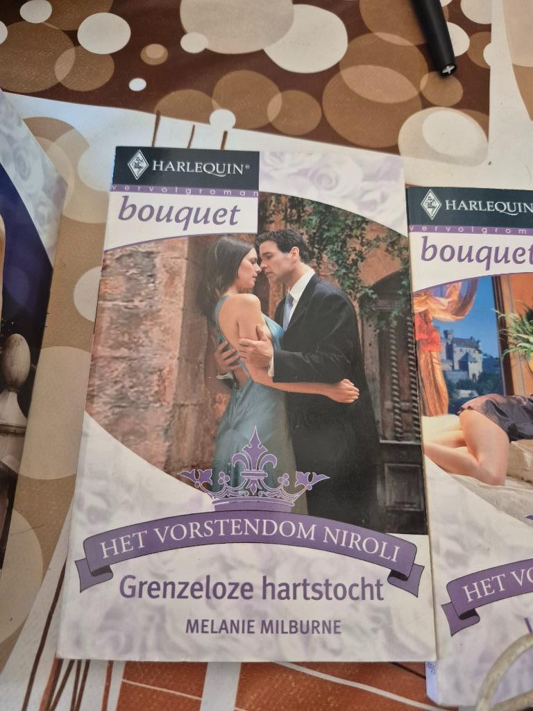 Bouquet - Het vorstendom Niroli (8-delig), Boeken, Ophalen of Verzenden, Gelezen