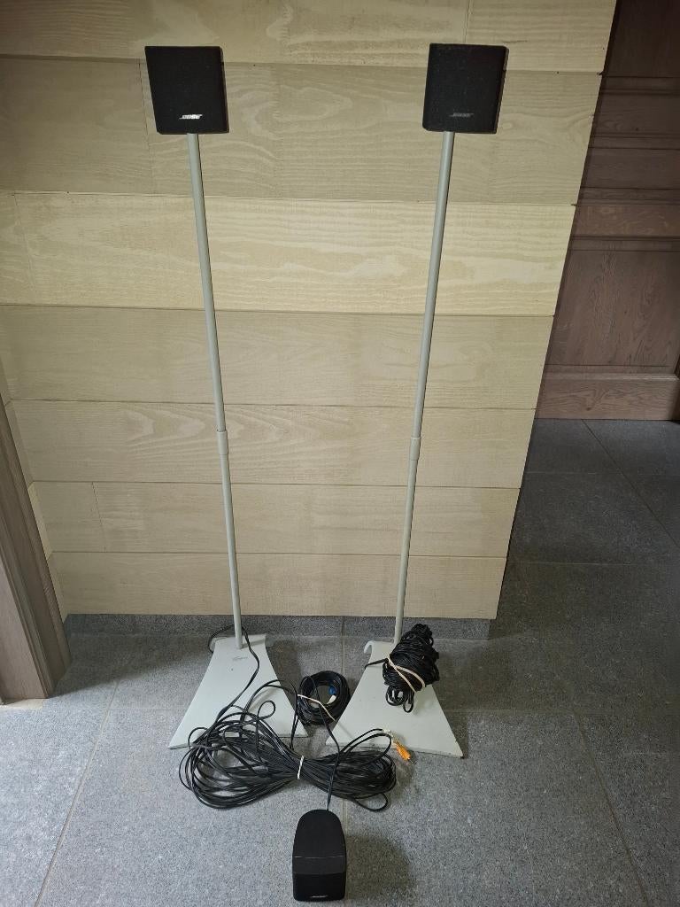 3 bekabelde BOSE-satellietluidsprekers + 2 Vogel's 2-poten, Ophalen, Zo goed als nieuw, Surroundset zonder subwoofer, Bose