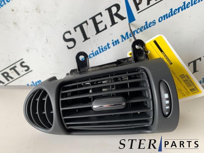 Grille aération tableau de bord d'un Mercedes C-Klasse, 3 mois de garantie, Utilisé, -, -