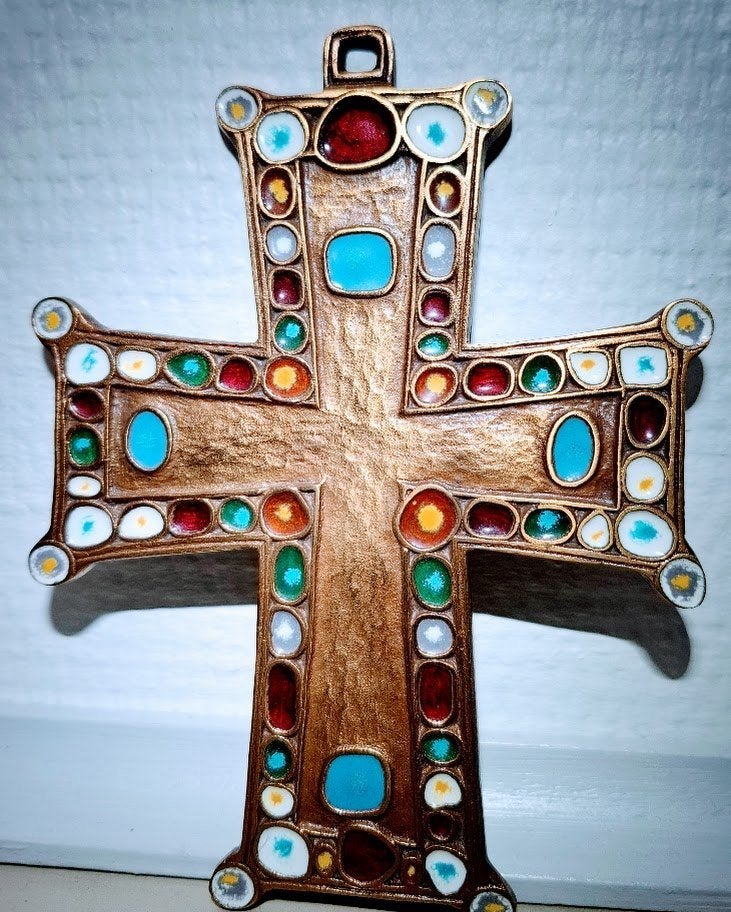 Geémailleerd bronzen rijkelijkversierd wandkruisbeeld, Collections, Enlèvement ou Envoi, Comme neuf, Autres types, Christianisme | Catholique