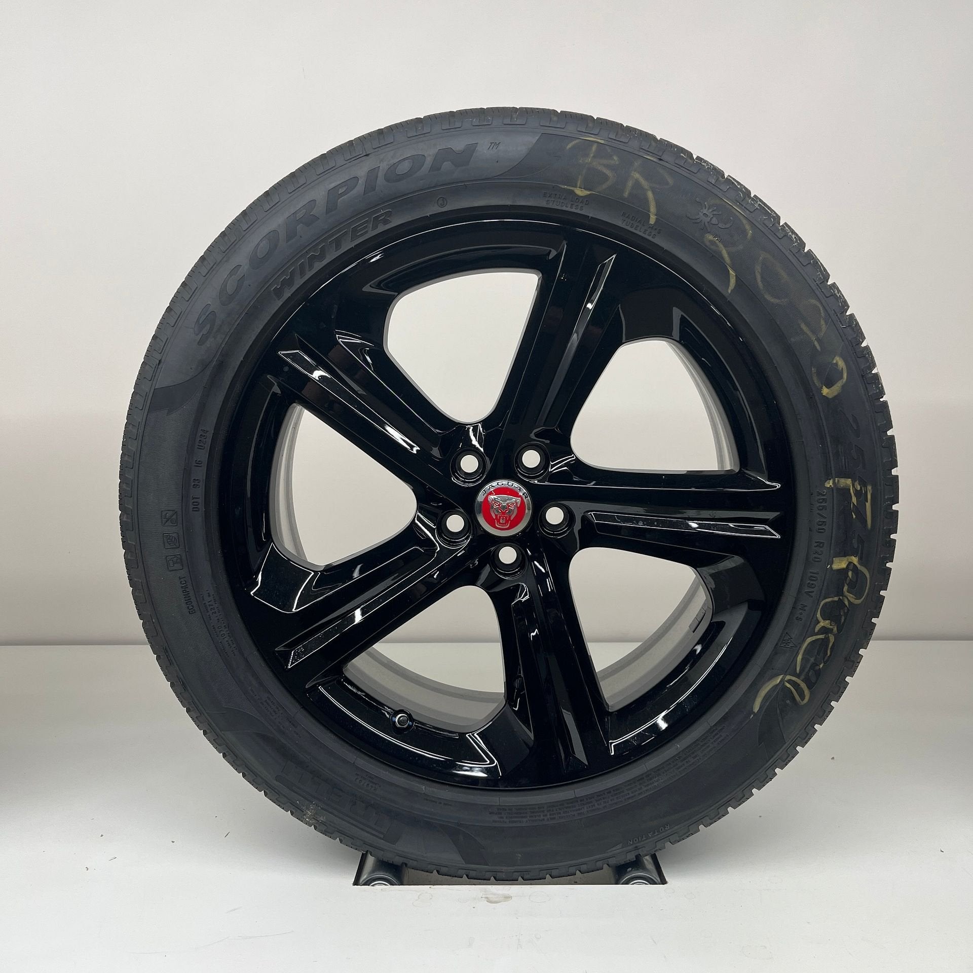 Jaguar F-Pace - 20 inch - winterbanden, Autos : Pièces & Accessoires, Pneus & Jantes, Pneus et Jantes, Pneus hiver, 255 mm, Enlèvement ou Envoi