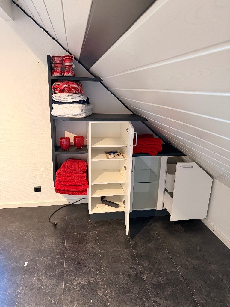 Meuble de rangement sur mesure sous pente, Enlèvement, Utilisé