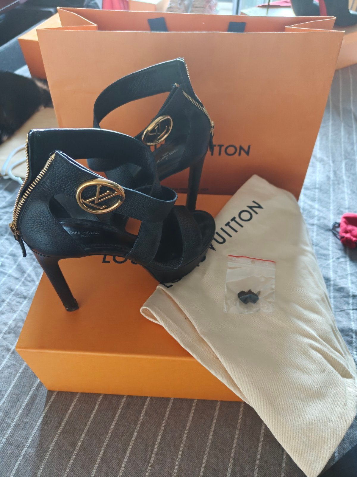Louis Vuitton, Enlèvement