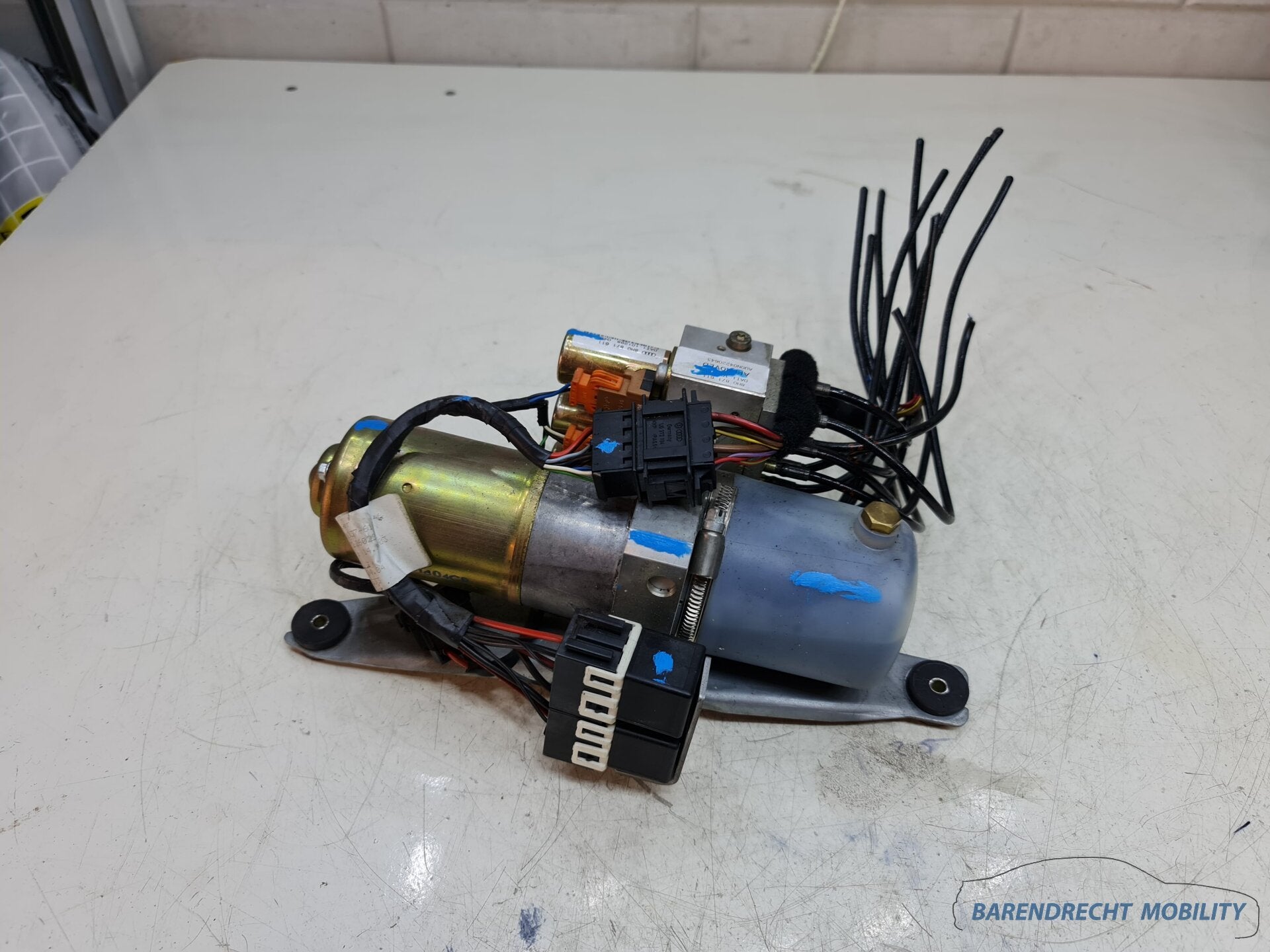 Moteur de toit cabriolet Audi A4 B7 8H0871611 moteur de toit, Autos : Pièces & Accessoires, AUDI AG, Auto-Union-Strasse 1
85045  Ingolstadt, DE