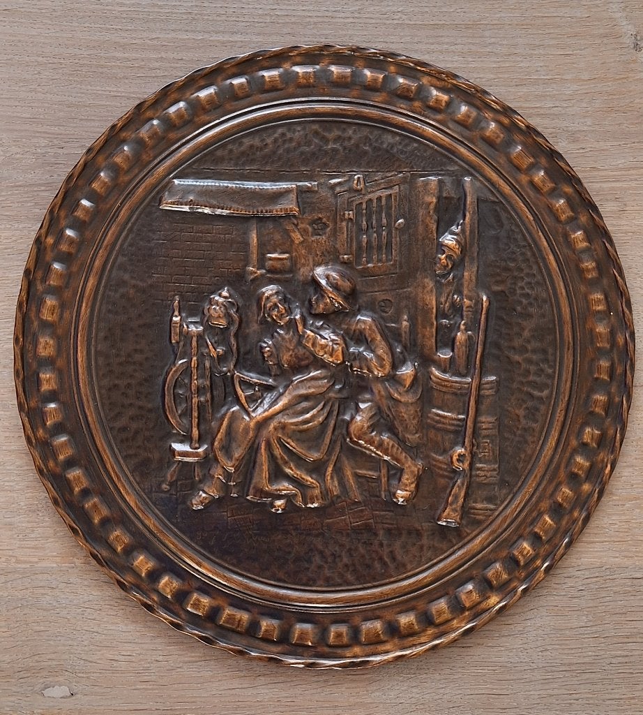 Groot koperen wandbord–folkloris tafereel spinnewiel–44 cm, Ophalen of Verzenden, Koper