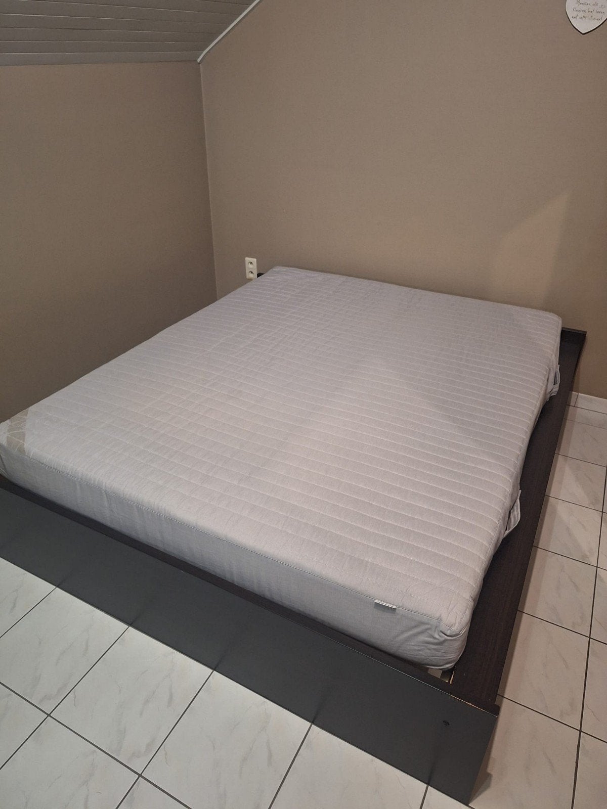 Lit double IKEA 160x200 avec sommier à lattes et matelas, Enlèvement, Utilisé, 200 cm, Deux personnes